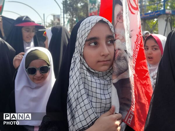 حماسه سرود 1000نفری دانش‌آموزان ناحیه ۴ کرج در بزرگداشت رهبر شهید