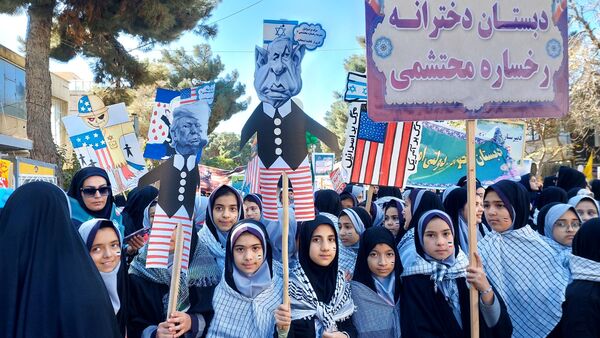 حماسه حضور نوجوانان تربت‌حیدریه در روز دانش‌آموز