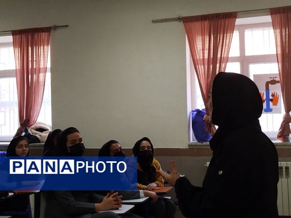 برگزاری کلاس آموزشی با محوریت هویت یابی در دبیرستان دخترانه نور اردبیل