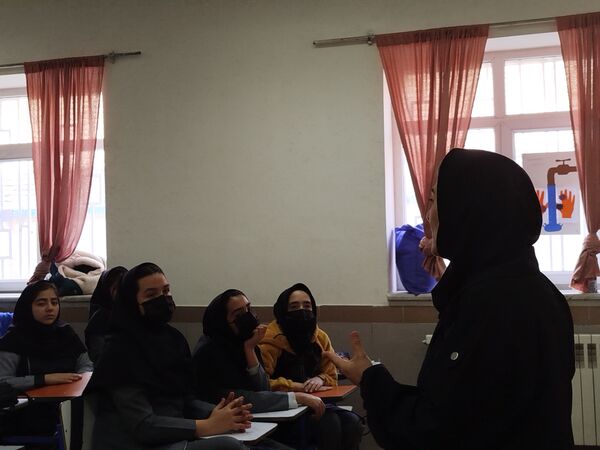 برگزاری کلاس آموزشی با محوریت هویت یابی در دبیرستان دخترانه نور اردبیل