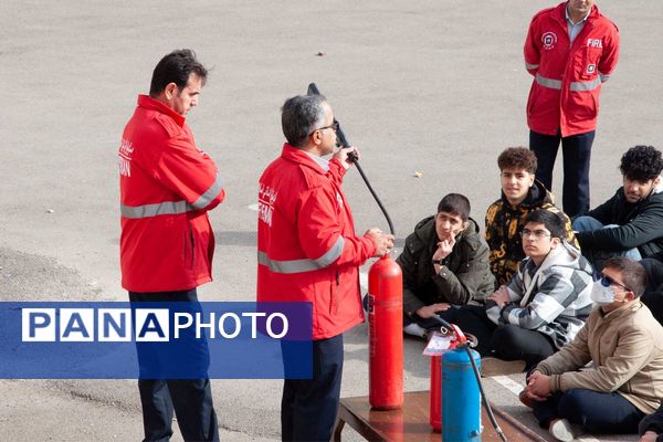 جلسه آموزشی ایمنی و اطفا حریق در مدرسه فرزندان میهن اسلامشهر