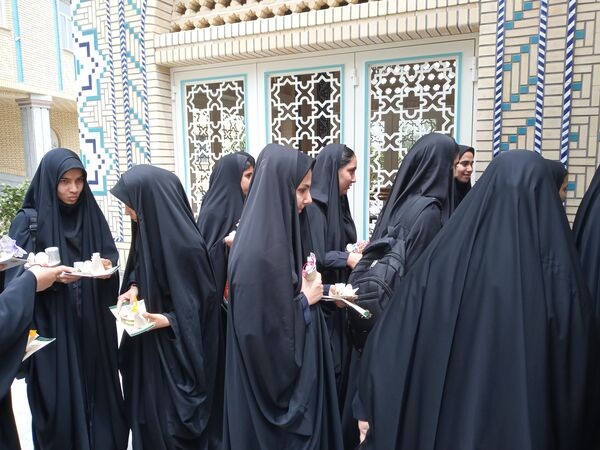 حضور دانش‌آموزان دبیرستان میعاد قم در همایش مرکز مدیریت حوزه علمیه خواهران به مناسبت دهه کرامت