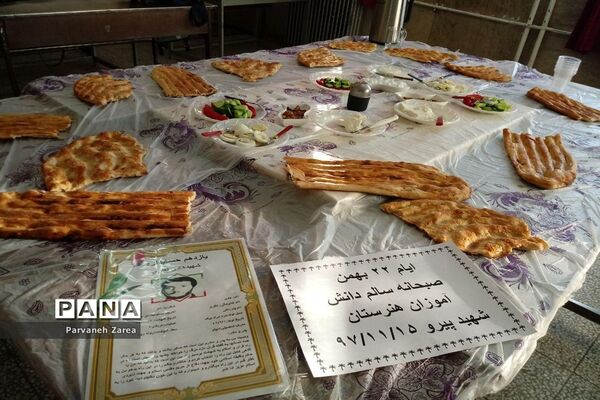 مراسم بزرگداشت چهلمین سال پیروزی انقلاب در هنرستان دخترانه شهید پیرو همدان