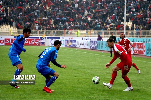 دیدار تیم‌های استقلال تهران و تراکتورسازی تبریز