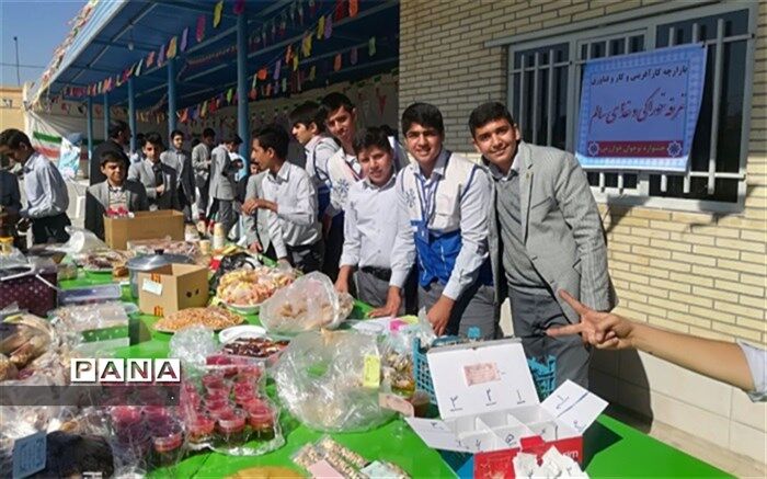 بازارچه کارآفرینی دانش آموزی در دبیرستان شهید ذوالفقاری میبد