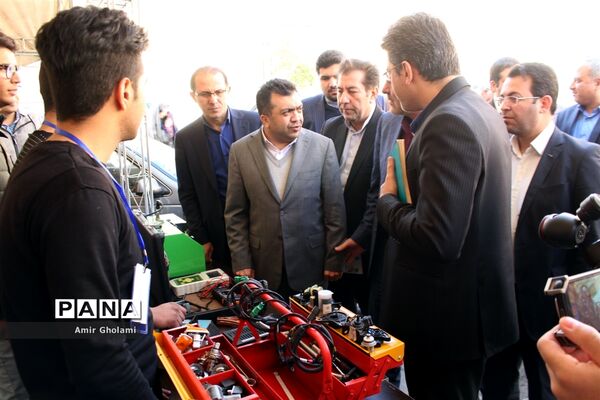 نمایشگاه دستاوردهای بزرگ دستان کوچک