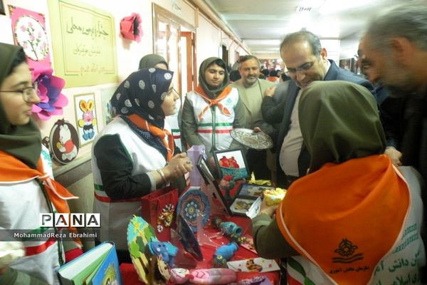 بازدید مدیرکل آموزش و پرورش استان همدان از غرفه‌های جشنواره بومی محلی سازمان دانش‌آموزی