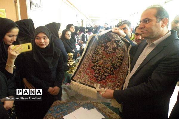 بازدید مدیرکل آموزش و پرورش استان همدان از غرفه‌های جشنواره بومی محلی سازمان دانش‌آموزی