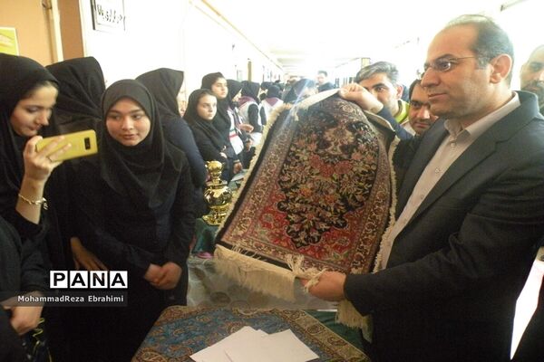 بازدید مدیرکل آموزش و پرورش استان همدان از غرفه‌های جشنواره بومی محلی سازمان دانش‌آموزی