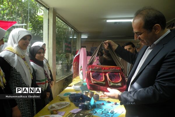بازدید مدیرکل آموزش و پرورش استان همدان از غرفه‌های جشنواره بومی محلی سازمان دانش‌آموزی