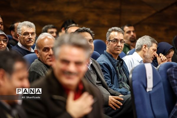 مراسم رو نمایی از کتاب «مرگ مدرسه؟» در کافه خرد