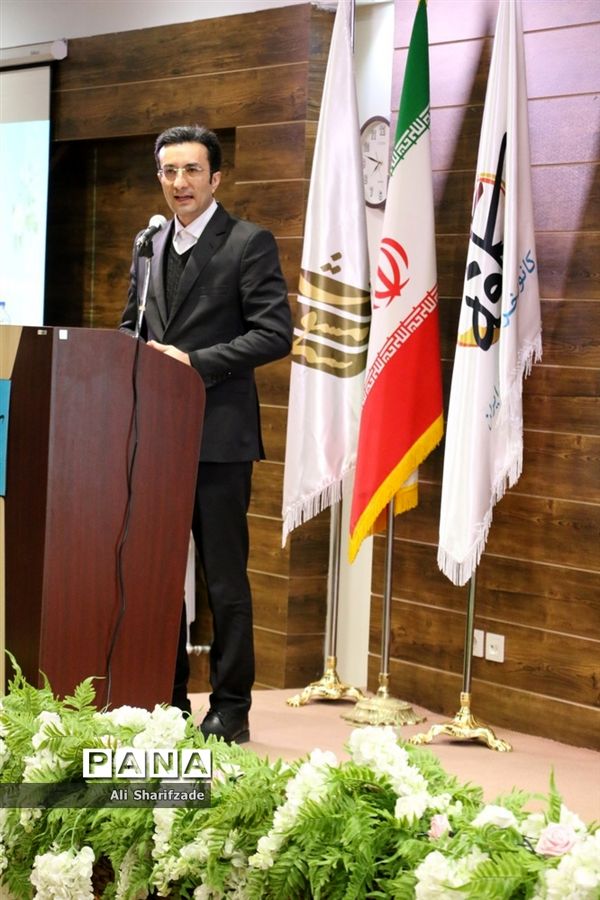 مراسم رو نمایی از کتاب «مرگ مدرسه؟» در کافه خرد