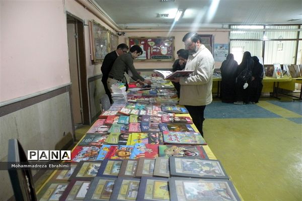 برپایی نمایشگاه کتاب در سازمان دانش‌آموزی استان همدان
