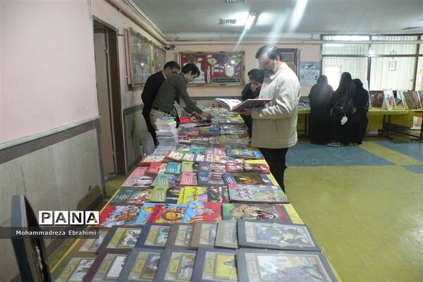 برپایی نمایشگاه کتاب در سازمان دانش‌آموزی استان همدان