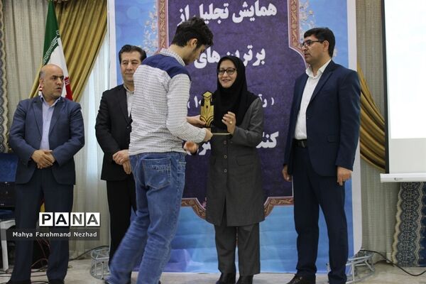 همایش تجلیل ازبرگزیدگان رتبه‌های زیر هزار کنکور سراسری در اسلامشهر