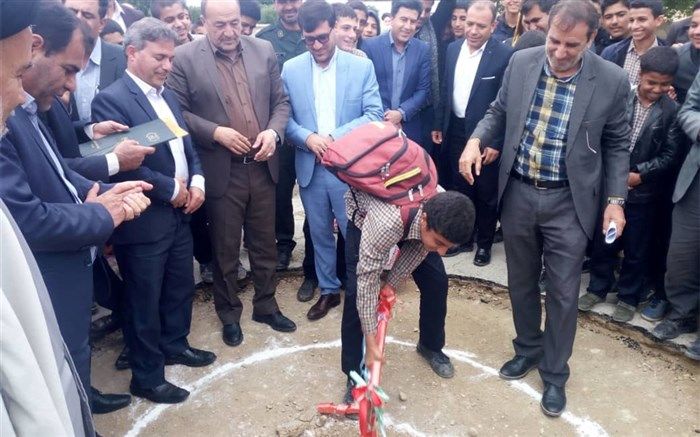 دانش‌آموز فراشبندی کلنگ احداث یک مدرسه 6 کلاسه را به زمین زد