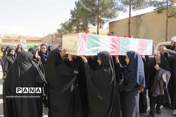 دانش‌آموزان میزبان شهدای گمنام