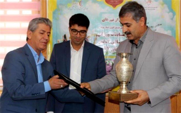 جام مسابقات کشوری فوتسال به مدیر کل آموزش و پرورش استان بوشهر اهدا شد