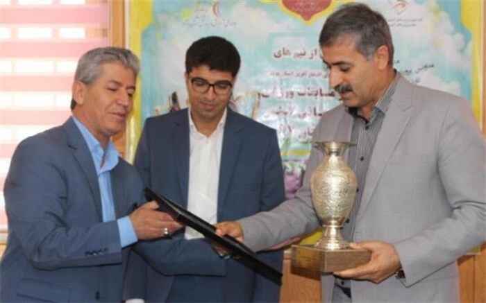 جام مسابقات کشوری فوتسال به مدیر کل آموزش و پرورش استان بوشهر اهدا شد