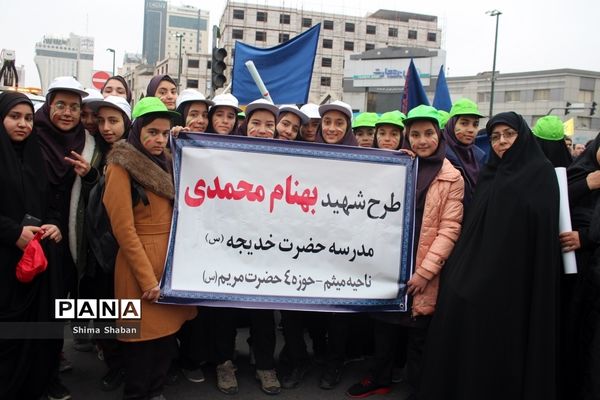 حضور دانش‌آموزان در راهپیمایی 22 بهمن مشهد