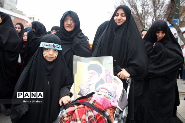 حضور دانش‌آموزان در راهپیمایی 22 بهمن مشهد