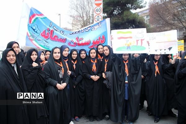 حضور دانش‌آموزان در راهپیمایی 22 بهمن مشهد