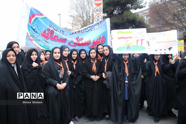 حضور دانش‌آموزان در راهپیمایی 22 بهمن مشهد