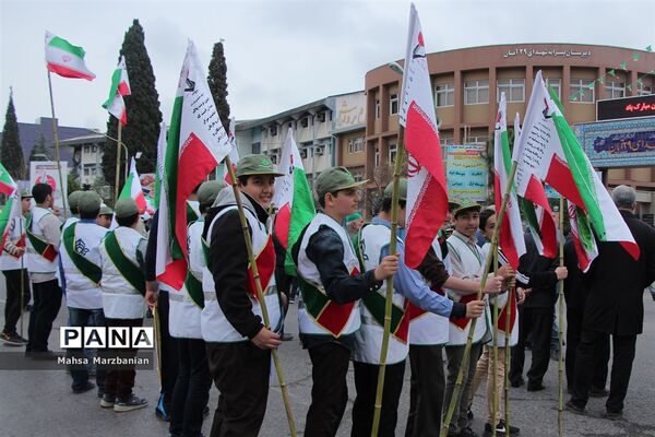 حضور دانش‌آموزان پیشتاز مازندران در راهپیمایی 22 بهمن و حمل مشعل 40سالگی انقلاب