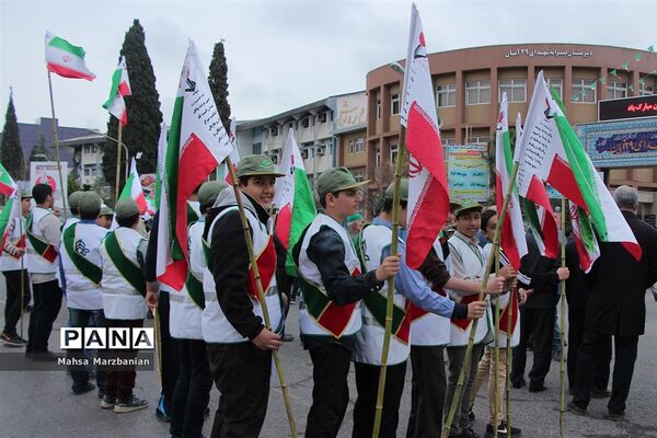 حضور دانش‌آموزان پیشتاز مازندران در راهپیمایی 22 بهمن و حمل مشعل 40سالگی انقلاب