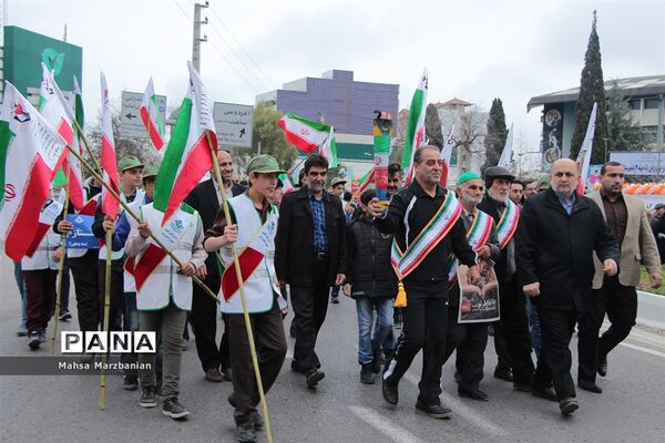 حضور دانش‌آموزان پیشتاز مازندران در راهپیمایی 22 بهمن و حمل مشعل 40سالگی انقلاب