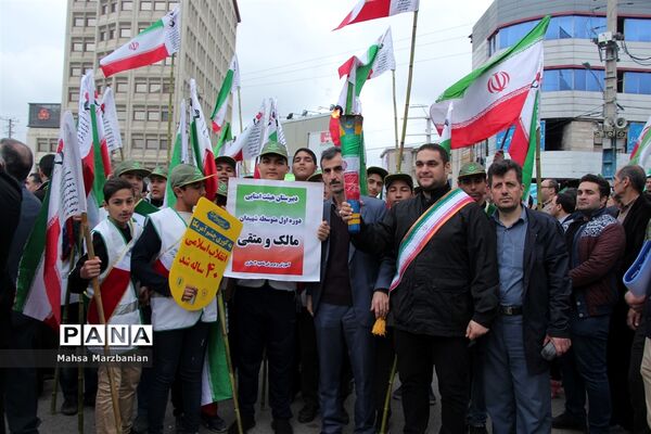 حضور دانش‌آموزان پیشتاز مازندران در راهپیمایی 22 بهمن و حمل مشعل 40سالگی انقلاب