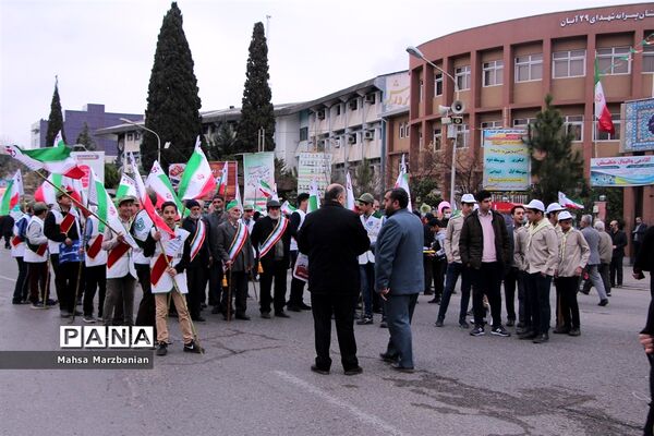 حضور دانش‌آموزان پیشتاز مازندران در راهپیمایی 22 بهمن و حمل مشعل 40سالگی انقلاب