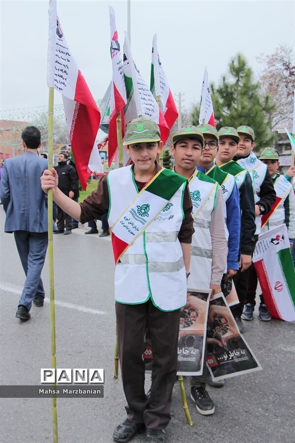 حضور دانش‌آموزان پیشتاز مازندران در راهپیمایی 22 بهمن و حمل مشعل 40سالگی انقلاب