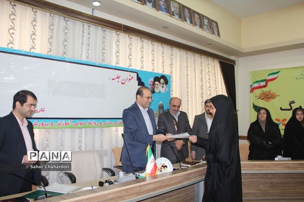 نشست مشترک مجلس و شورای دانش‌آموزی در همدان