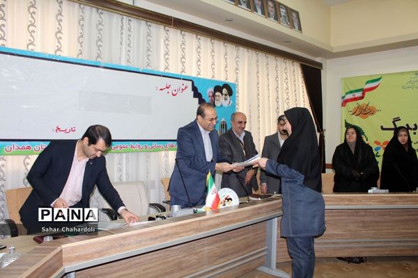 نشست مشترک مجلس و شورای دانش‌آموزی در همدان