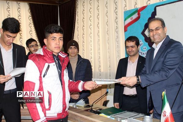 نشست مشترک مجلس و شورای دانش‌آموزی در همدان