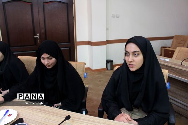 نشست صمیمی اعضای مجلس و شورای دانش‌آموزی با معاون پرورشی و فرهنگی آموزش و پرورش استان همدان