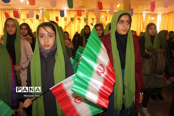 تمرین نهایی سرود 1357 نفری توسط دانش آموزان مدارس منتخب همدان