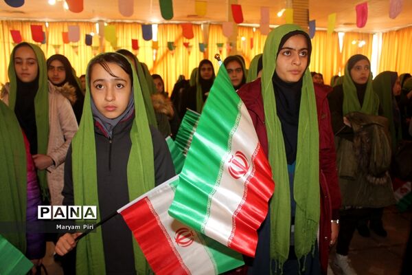 تمرین نهایی سرود 1357 نفری توسط دانش آموزان مدارس منتخب همدان
