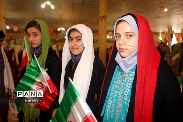 تمرین نهایی سرود 1357 نفری توسط دانش آموزان مدارس منتخب همدان