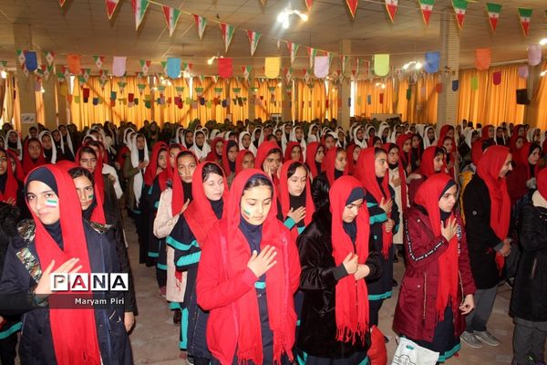 تمرین نهایی سرود 1357 نفری توسط دانش آموزان مدارس منتخب همدان