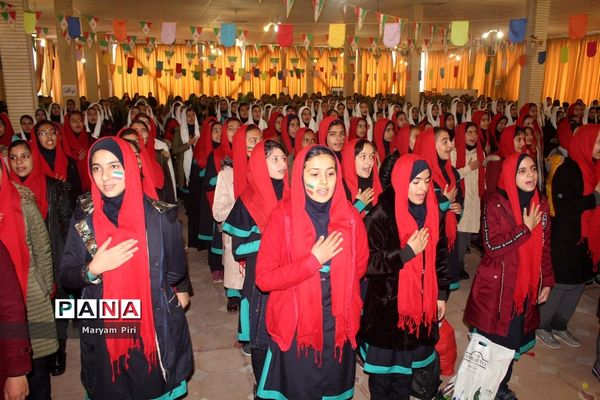 تمرین نهایی سرود 1357 نفری توسط دانش آموزان مدارس منتخب همدان