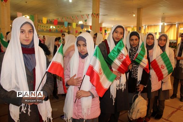 تمرین نهایی سرود 1357 نفری توسط دانش آموزان مدارس منتخب همدان