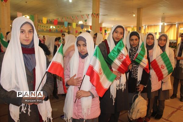 تمرین نهایی سرود 1357 نفری توسط دانش آموزان مدارس منتخب همدان
