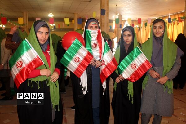 تمرین نهایی سرود 1357 نفری توسط دانش آموزان مدارس منتخب همدان