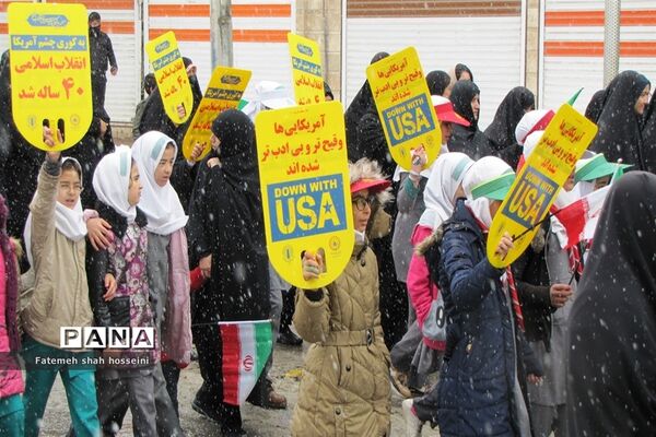 حضور پر شور مردم شهرستان فیروزکوه در راهپیمایی 22 بهمن