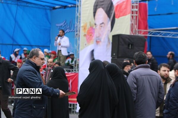 غرفه سازمان دانش‌آموزی شهر تهران در راهپیمایی 22 بهمن ماه تهران