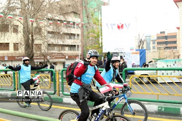 غرفه سازمان دانش‌آموزی شهر تهران در راهپیمایی 22 بهمن ماه تهران