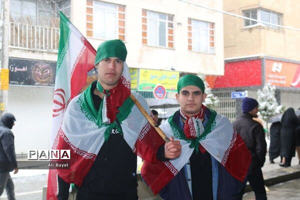 حضور پرشکوه مردم در راهپیمایی ٢٢ بهمن همدان
