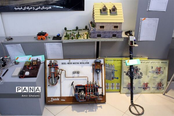 نمایشگاه آفریده‌‌ها و دست ساخته‌های هنر‌آموزان و هنرجویان منطقه‌ یک تهران